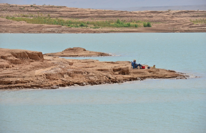 Orang-orang di Danau Mead sedang memancing di pinggir